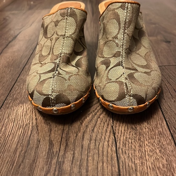 Coach Felicity signature clog in khaki with a wooden heel - Picture 9 of 11